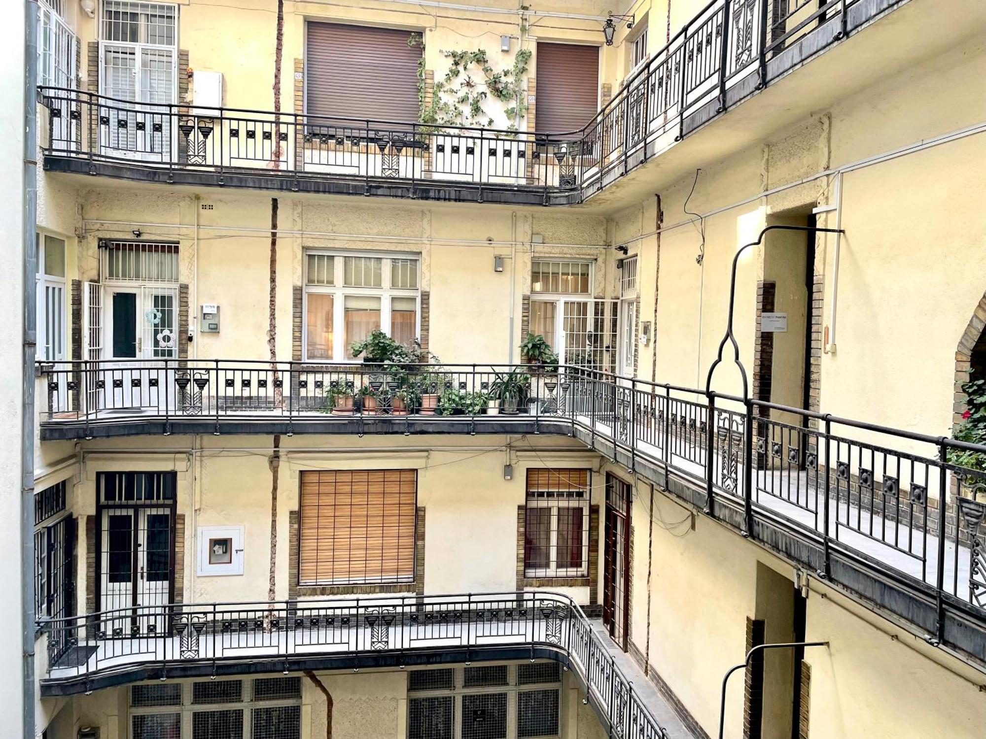Rainbow Pearl Apartment At St Stephen' S Basilica Будапеща Екстериор снимка