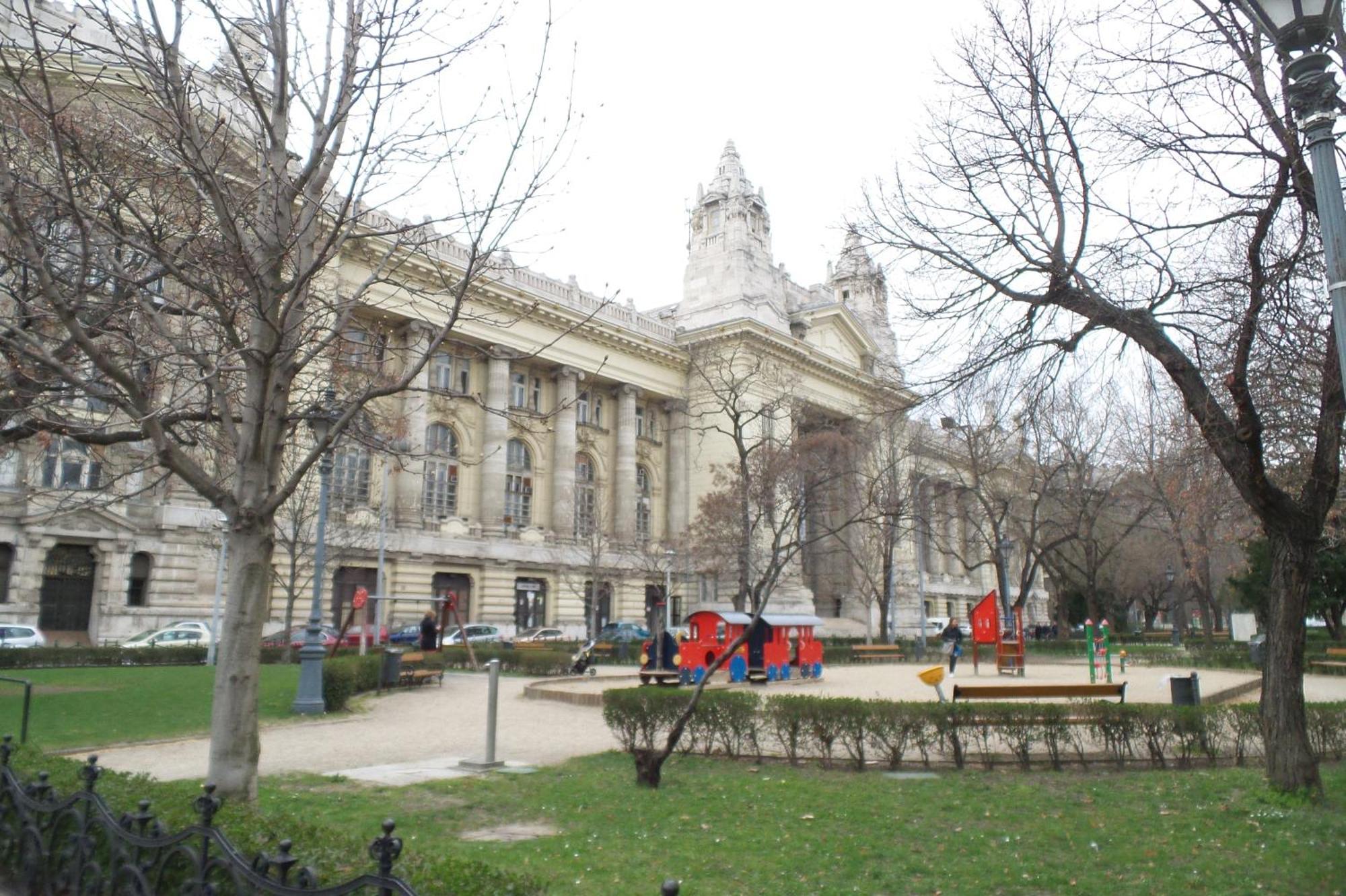 Rainbow Pearl Apartment At St Stephen' S Basilica Будапеща Екстериор снимка